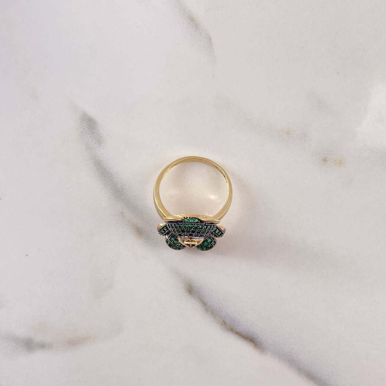 Anillo Oso 8.05gr / T8 1/4 / Circones Verdes Negros  Oro Amarillo $