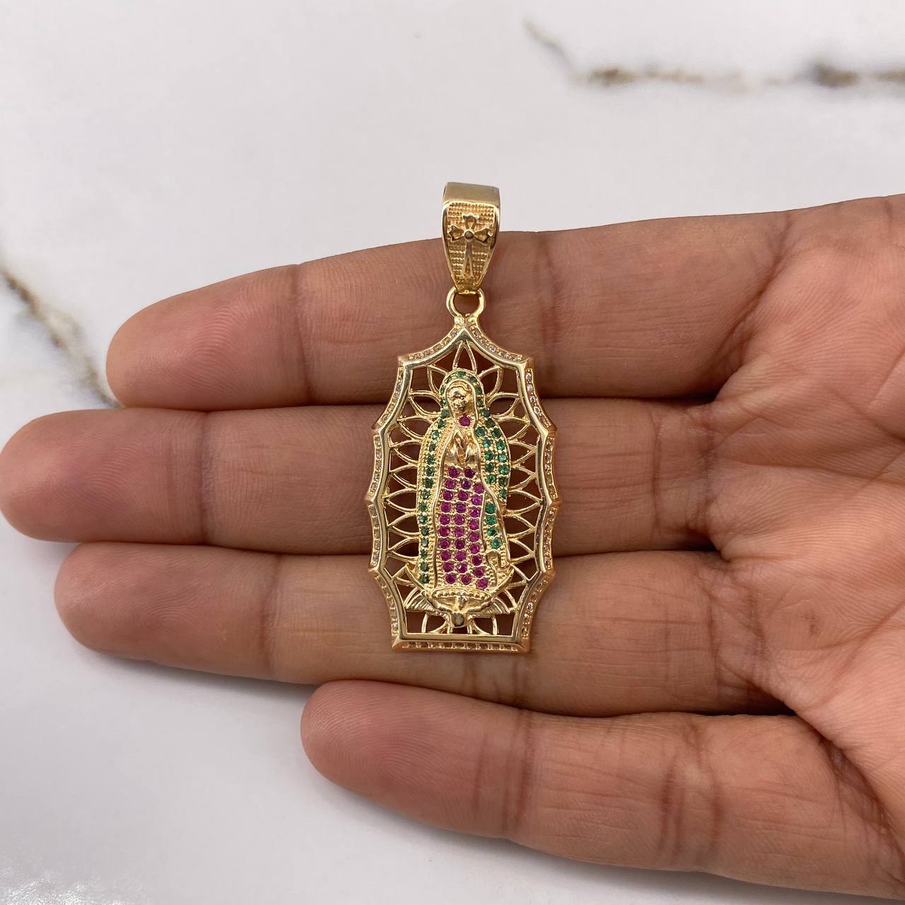 Dije Virgen de Guadalupe 8.15gr / 4.8cm / Circones Blancos Verdes Fucsias Oro Amarillo $