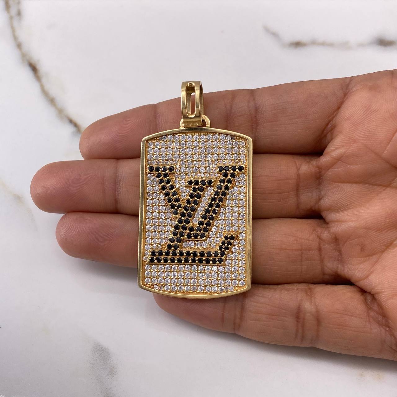 Dije Placa Rectangular LV 28gr / 5.6cm / Circones Blancos Negros Oro Amarillo $