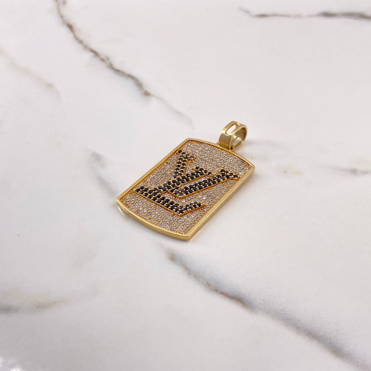 Dije Placa Rectangular LV 28gr / 5.6cm / Circones Blancos Negros Oro Amarillo $