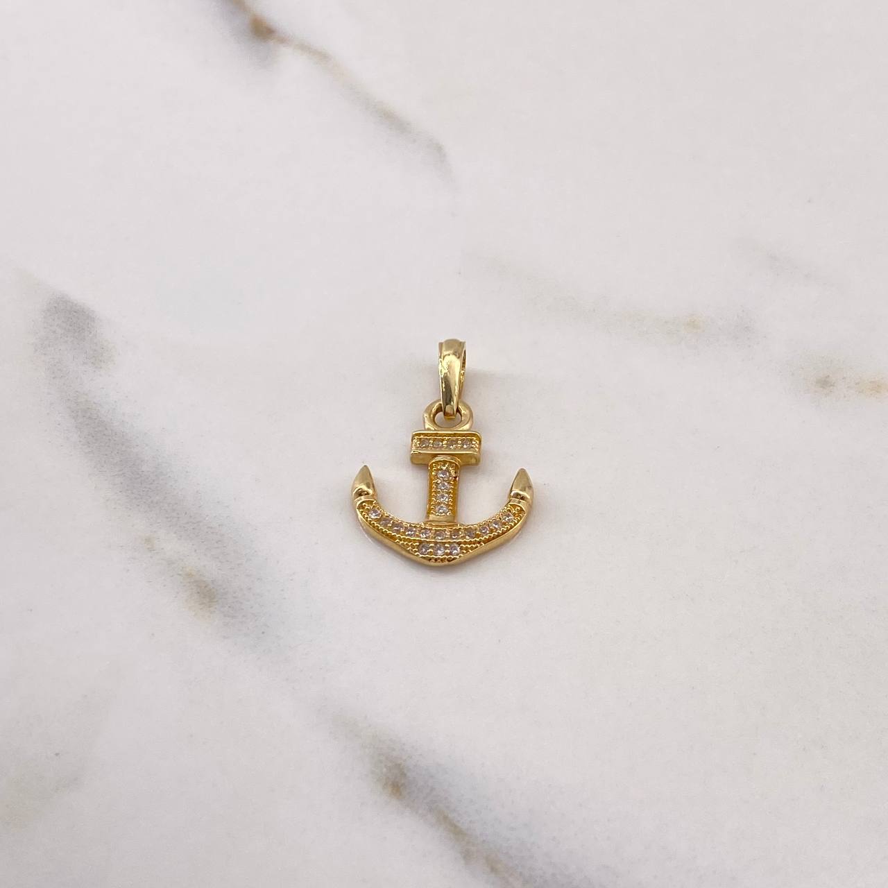 Dije Ancla 1.55gr / 2.3cm / Circones Blancos Oro Amarillo $