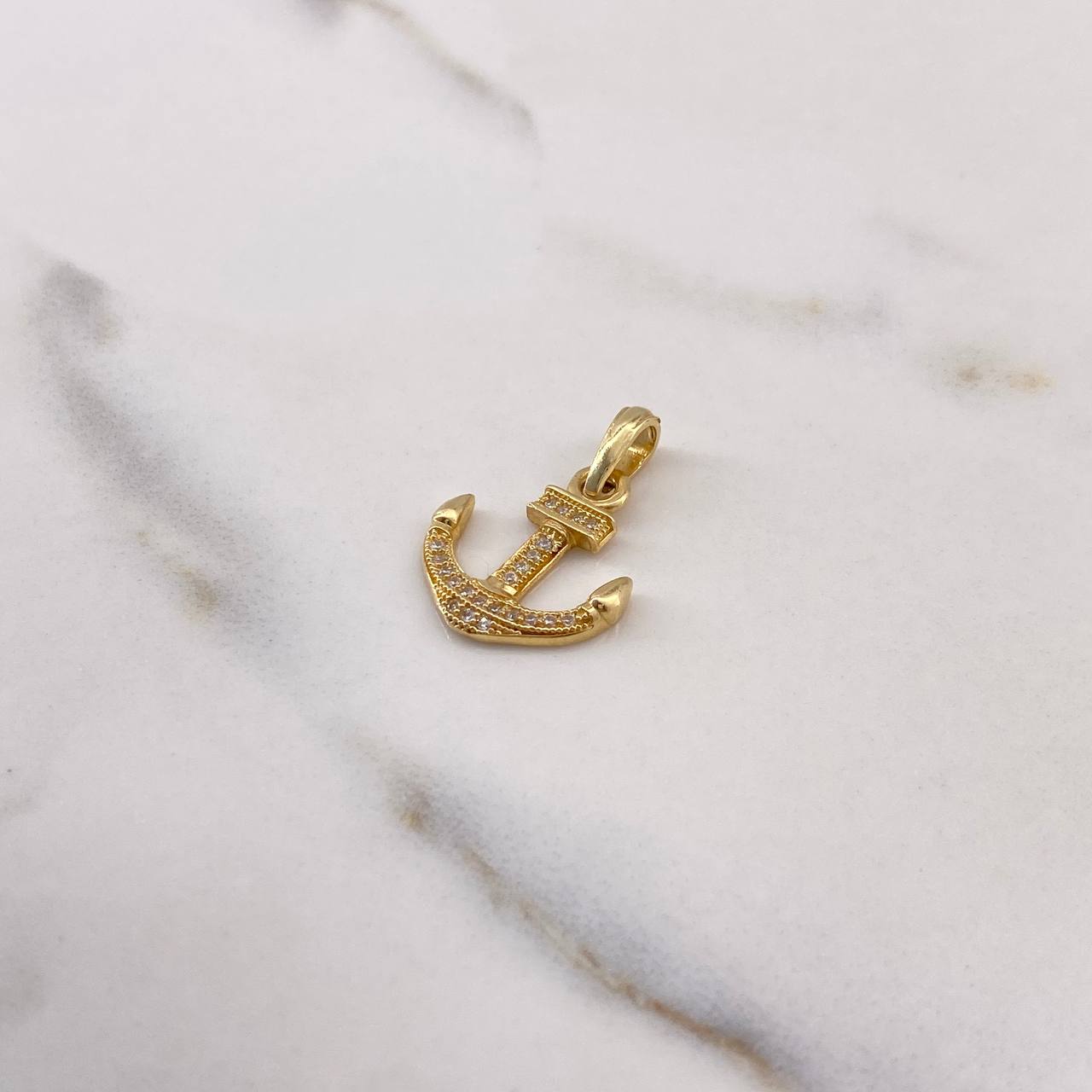 Dije Ancla 1.55gr / 2.3cm / Circones Blancos Oro Amarillo $