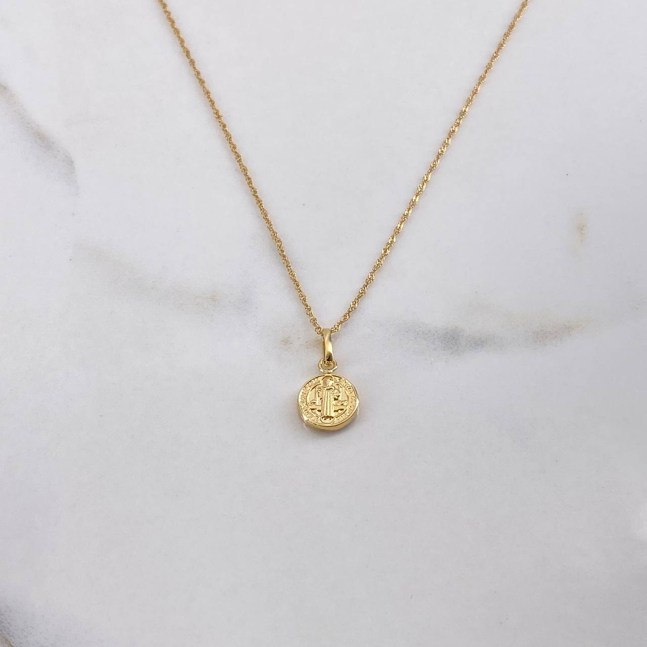 Cadena Singapur 0.85gr / 45cm + Dije San Benito 0.4gr / 1.6cm / Oro Amarillo (Oferta) $