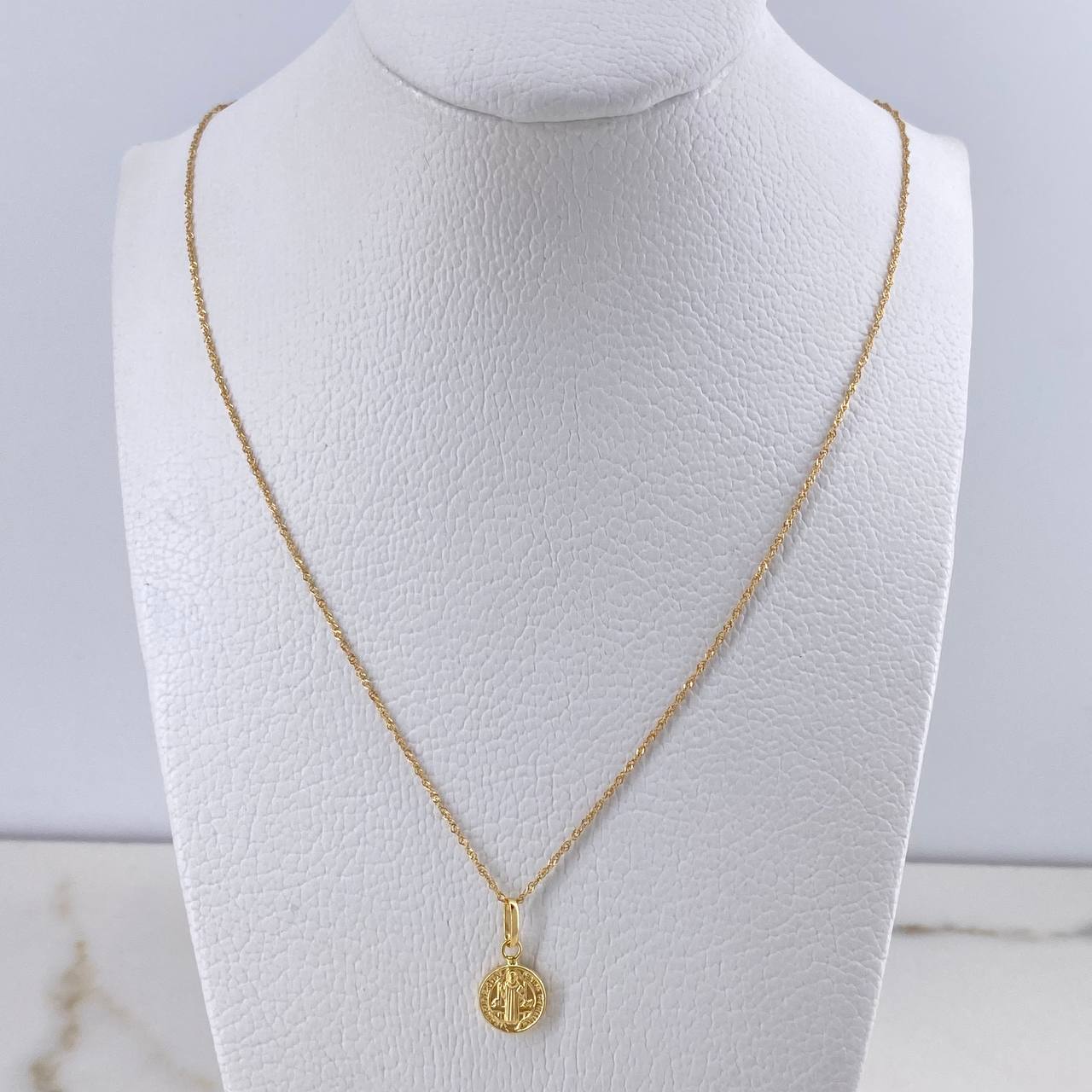 Cadena Singapur 0.85gr / 45cm + Dije San Benito 0.4gr / 1.6cm / Oro Amarillo (Oferta) $