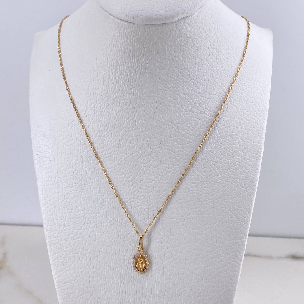 Cadena Singapur 0.9gr / 50cm + Dije Virgen Del Carmen Circones Blancos 0.65gr / 1.6cm / Oro Amarillo (Oferta) $