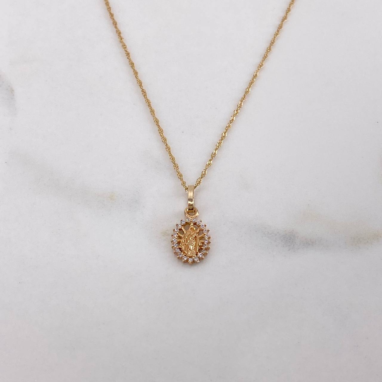 Cadena Singapur 0.9gr / 50cm + Dije Virgen Del Carmen Circones Blancos 0.65gr / 1.6cm / Oro Amarillo (Oferta) $