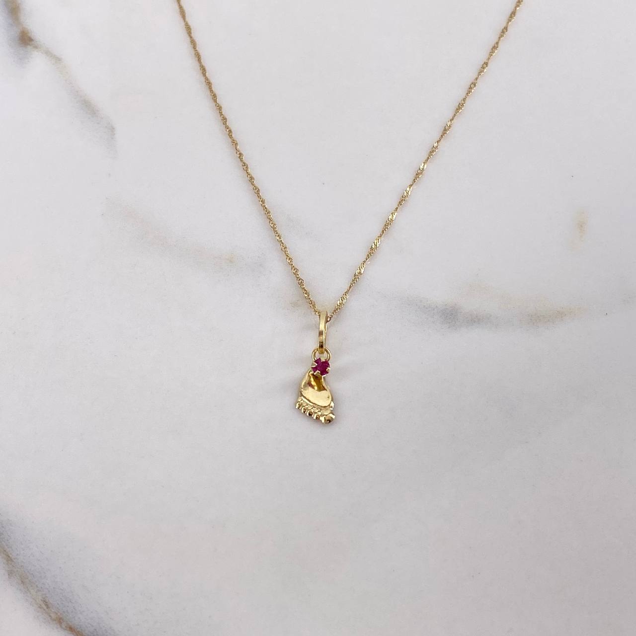 Cadena Singapur 0.75gr / 45cm + Dije Pie Circon Fucsia 0.25gr / 1.8cm / Oro Amarillo (Oferta) $