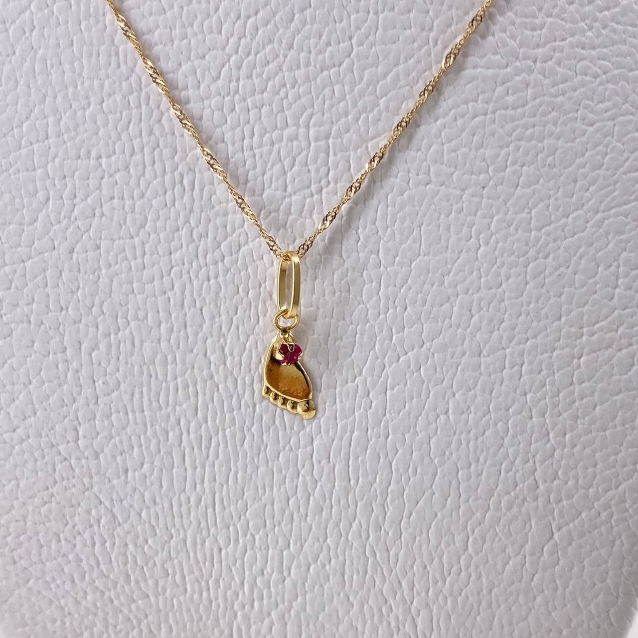 Cadena Singapur 0.75gr / 45cm + Dije Pie Circon Fucsia 0.25gr / 1.8cm / Oro Amarillo (Oferta) $