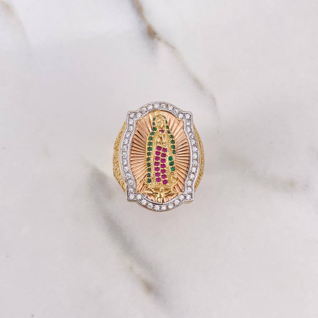 Anillo Virgen Guadalupe 15.65gr / T10 3/4 / Circones Blancos Verdes Fucsias Tres Oros $