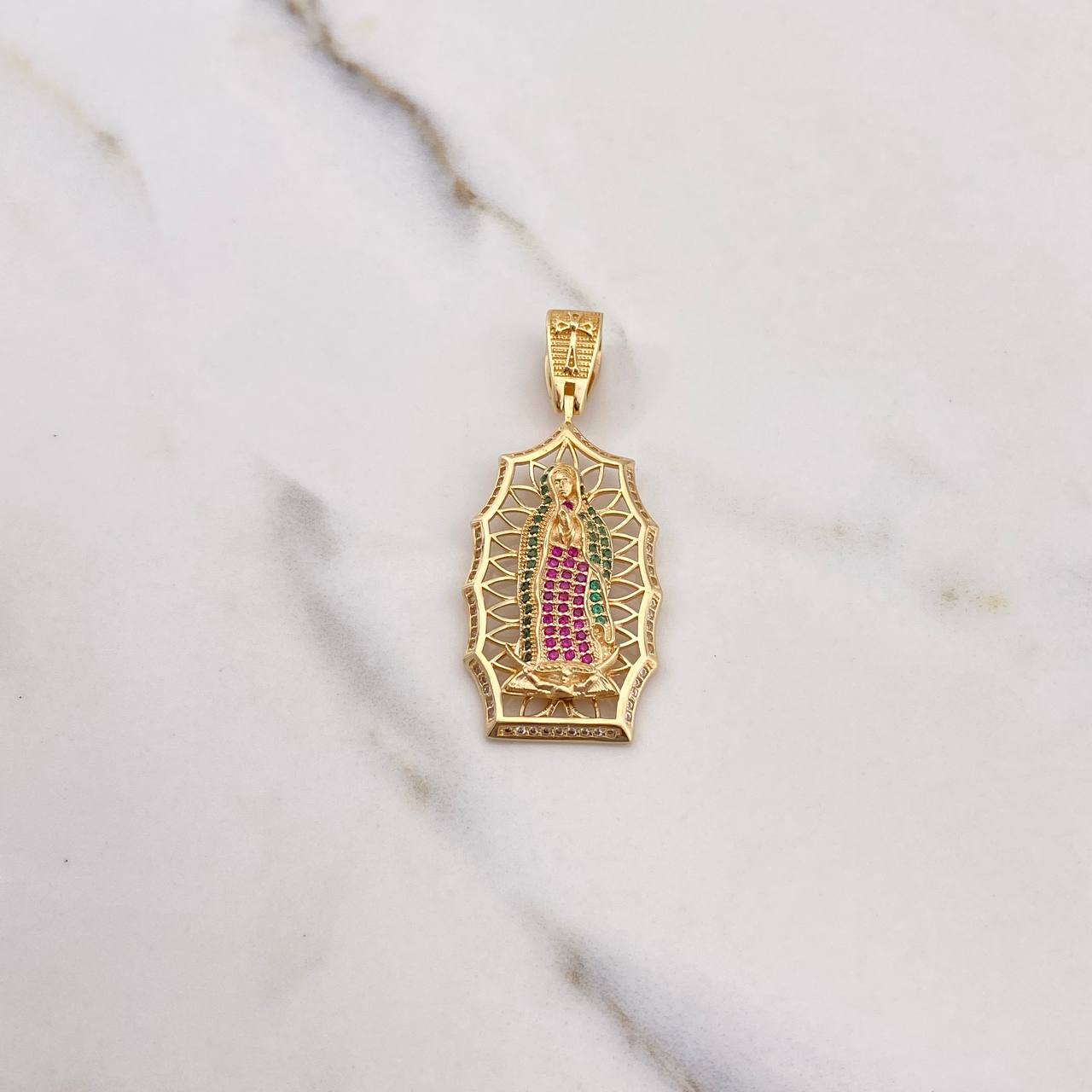 Dije Virgen de Guadalupe 7.8gr / 4.7cm / Circones Blancos Verdes Fucsias Oro Amarillo $