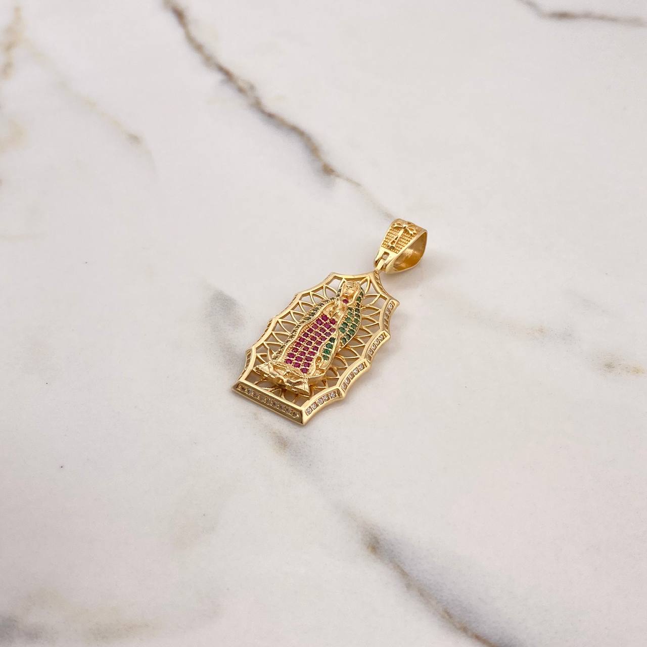 Dije Virgen de Guadalupe 7.8gr / 4.7cm / Circones Blancos Verdes Fucsias Oro Amarillo $
