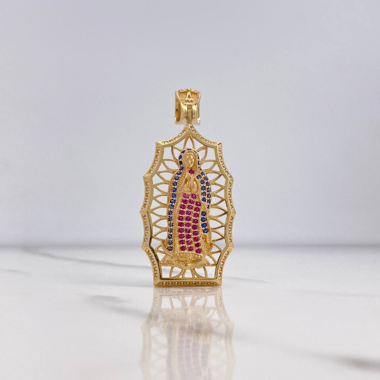 Dije Virgen de Guadalupe 7.5gr / 4.7cm / Circones Blancos Azules Fucsias Oro Amarillo $