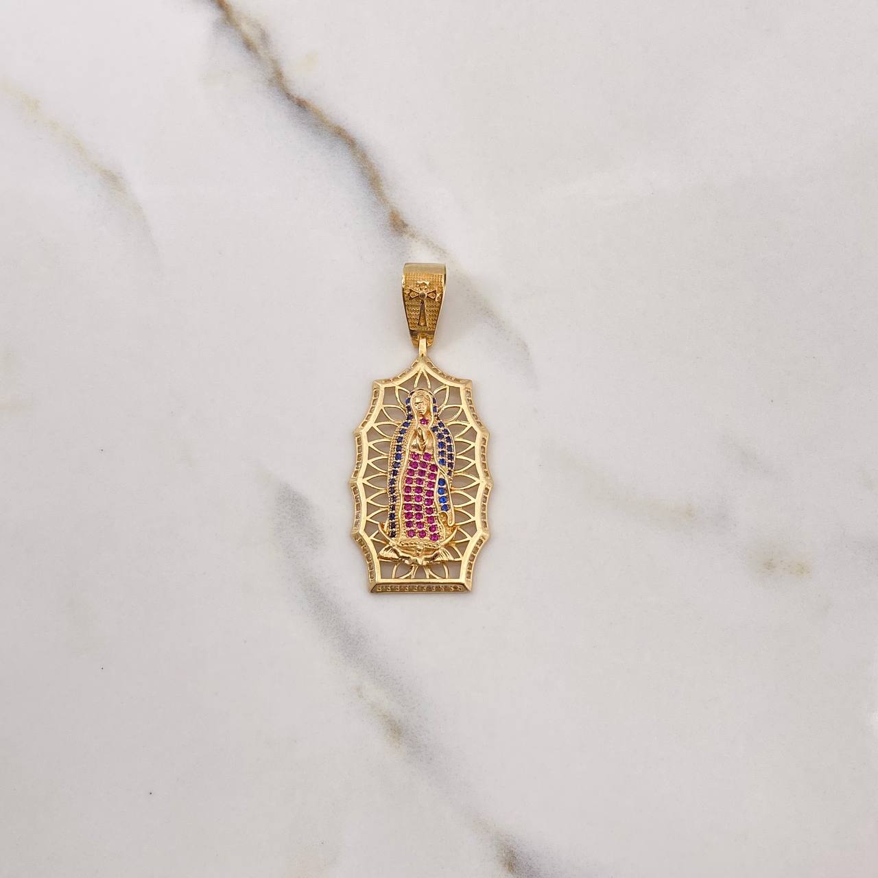 Dije Virgen de Guadalupe 7.5gr / 4.7cm / Circones Blancos Azules Fucsias Oro Amarillo $