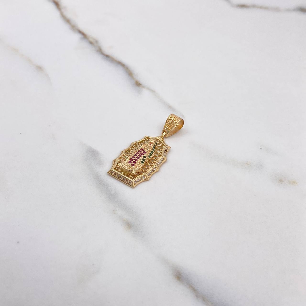 Dije Virgen de Guadalupe 4.8gr / 3.7cm / Circones Blancos Verdes Fucsias Oro Amarillo $