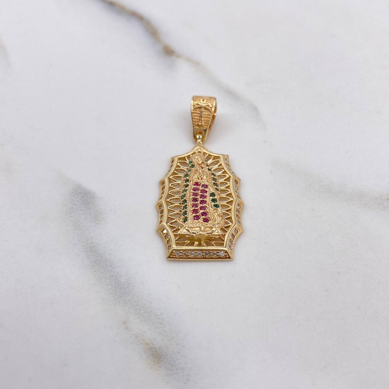 Dije Virgen de Guadalupe 4.8gr / 3.7cm / Circones Blancos Verdes Fucsias Oro Amarillo $