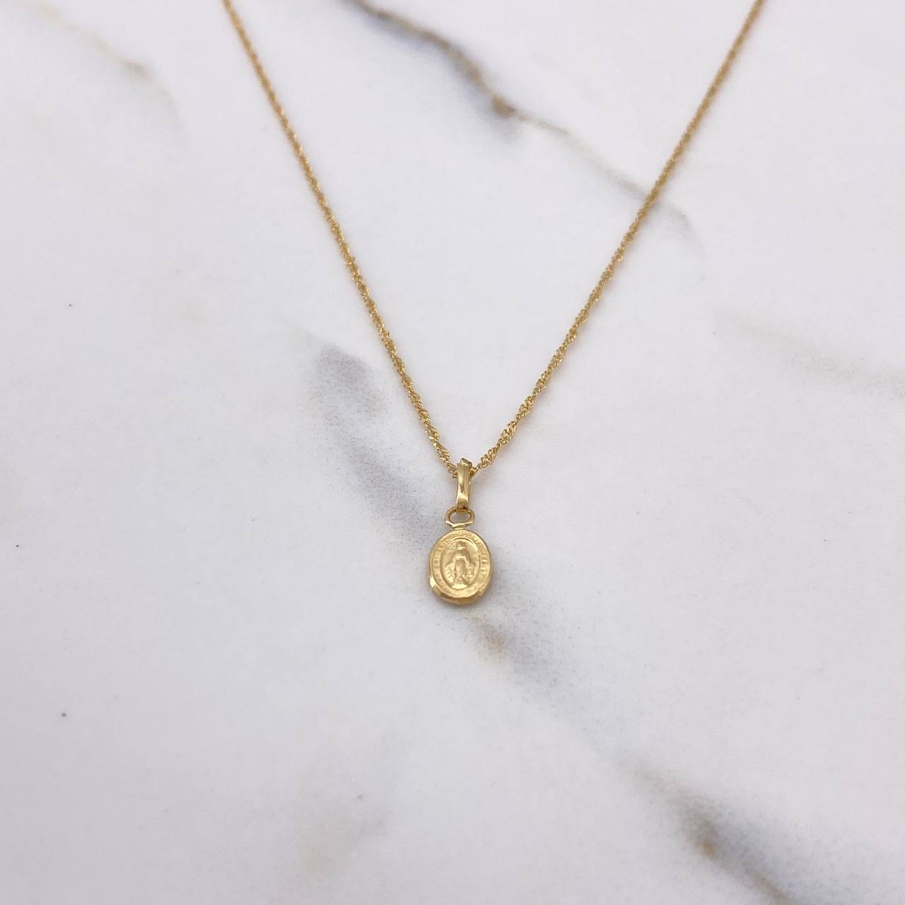 Cadena Singapur 0.95gr / 45cm + Dije Virgen Milagrosa 0.2gr / 1.3cm / Oro Amarillo (Oferta) $