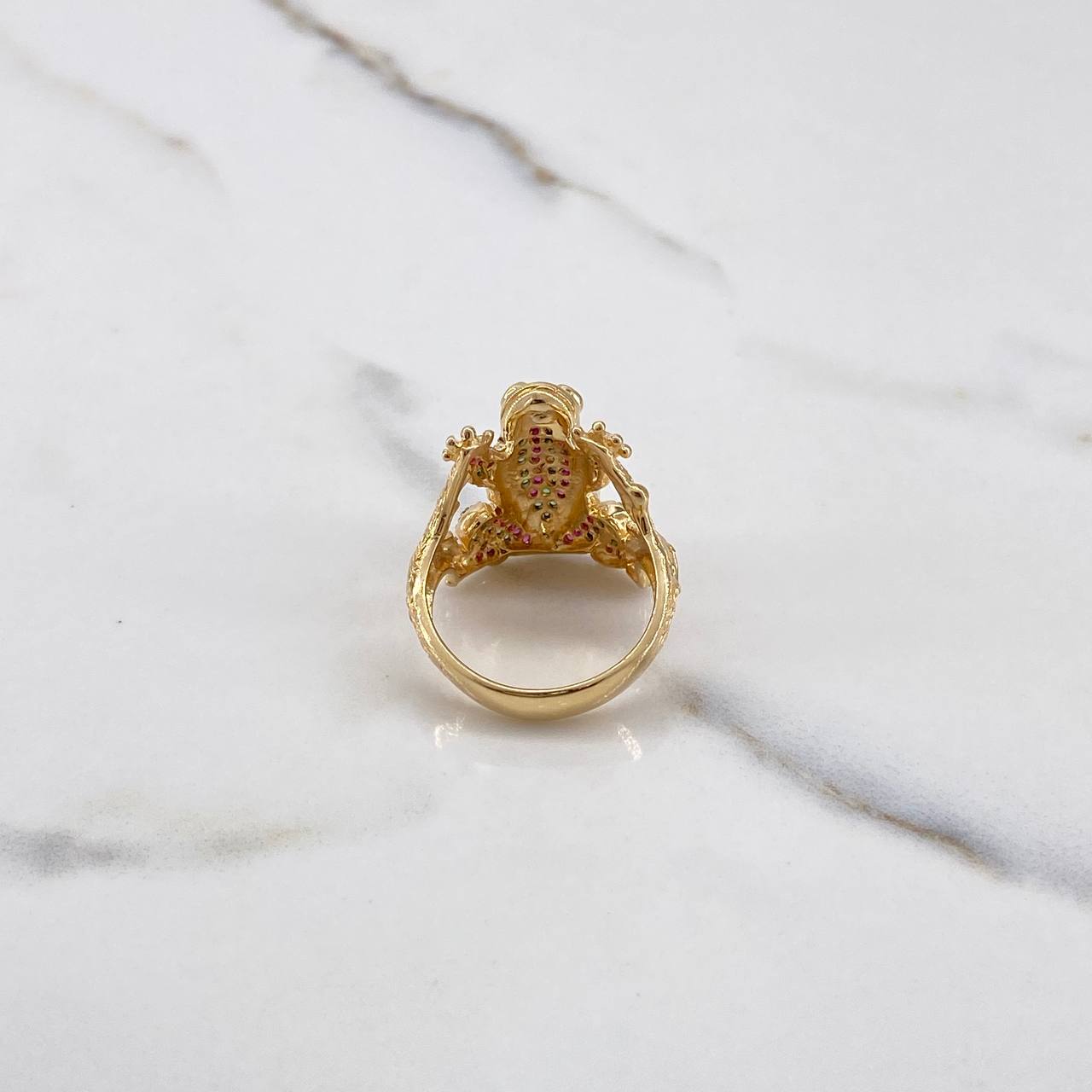 Anillo Rana 8.45gr / T7 1/4 / Circones Verdes Fucsias Oro Amarillo $