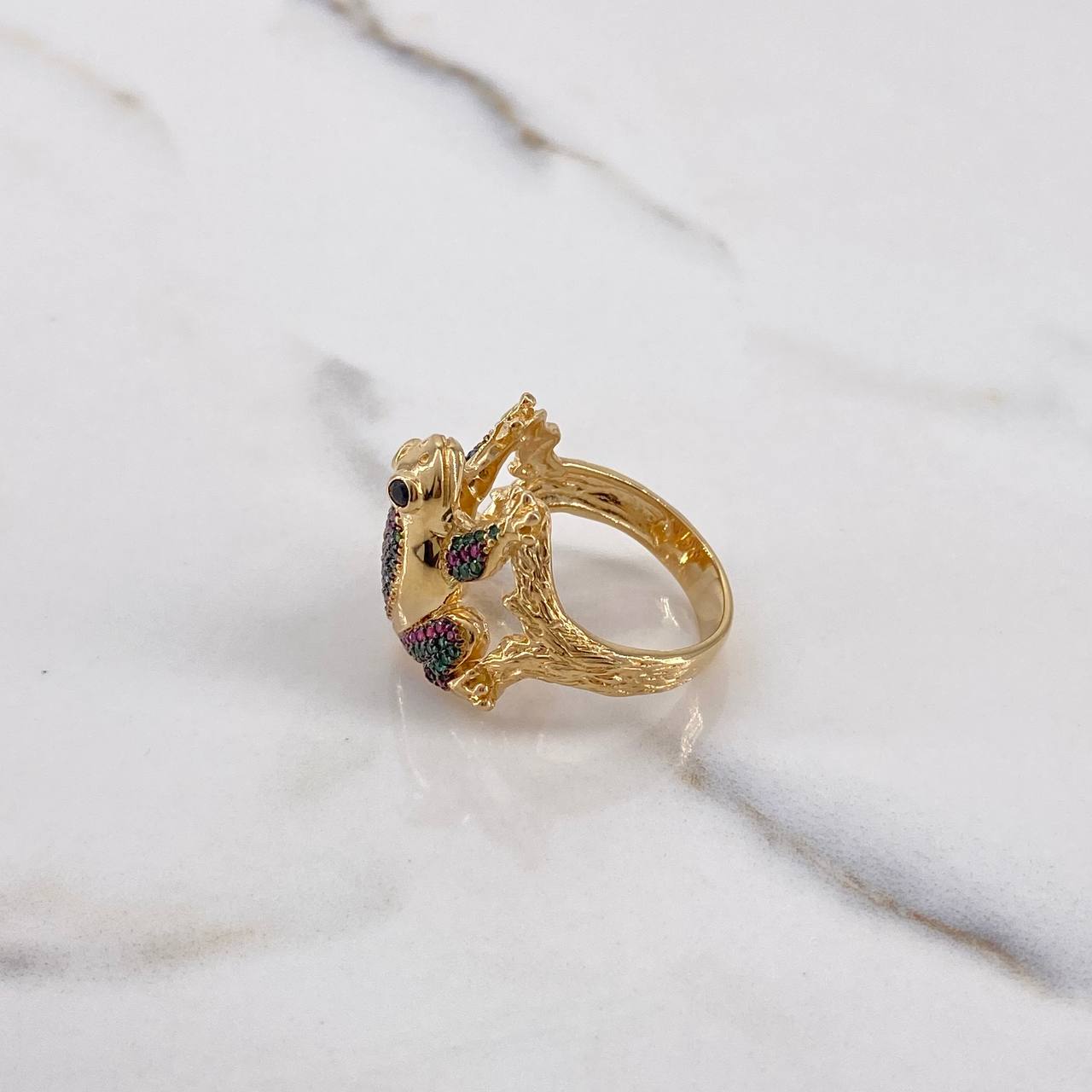 Anillo Rana 8.45gr / T7 1/4 / Circones Verdes Fucsias Oro Amarillo $