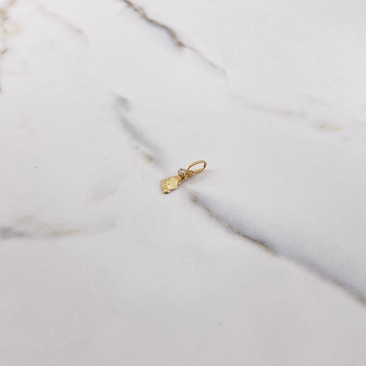 Dije Pie 0.25gr / 1.7cm / Circon Blanco Oro Amarillo $