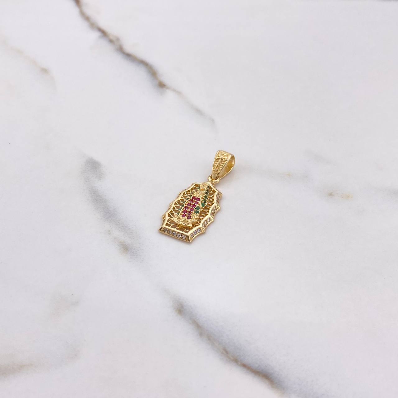 Dije Virgen Guadalupe 3.55gr / 3.2cm / Circones Blancos Verdes Fucsias Oro Amarillo $