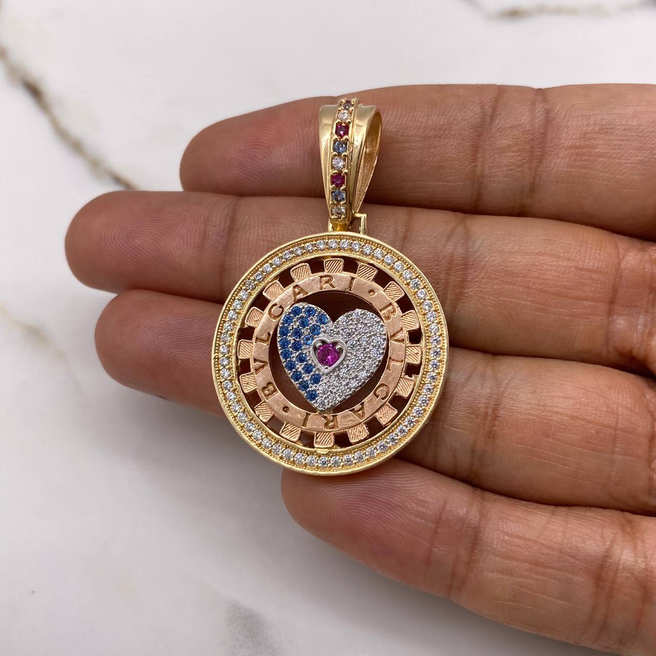 Dije Medalla Corazon BV 11.9gr / 4.5cm / Circones Blancos Azules Fucsias Tres Oros $