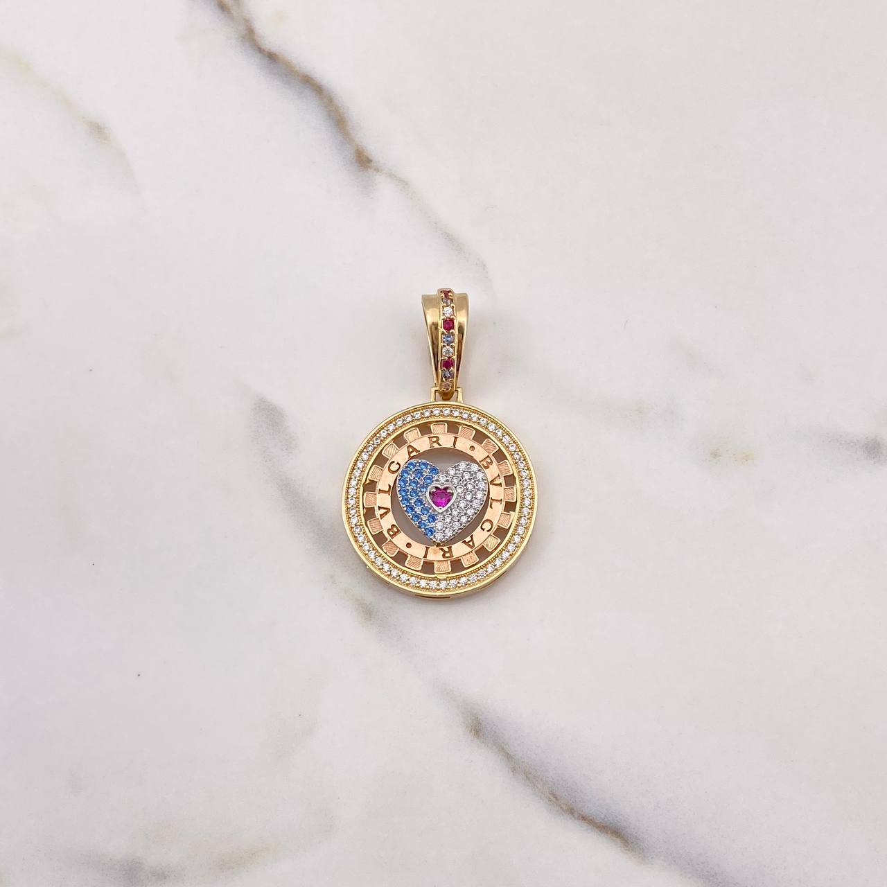 Dije Medalla Corazon BV 11.9gr / 4.5cm / Circones Blancos Azules Fucsias Tres Oros $