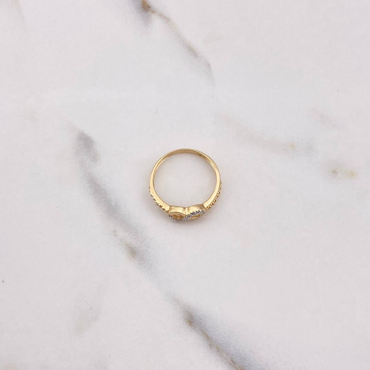 Anillo Infinito Churumbela 1.6gr / T5 1/2 / Circones Blancos Oro Amarillo $