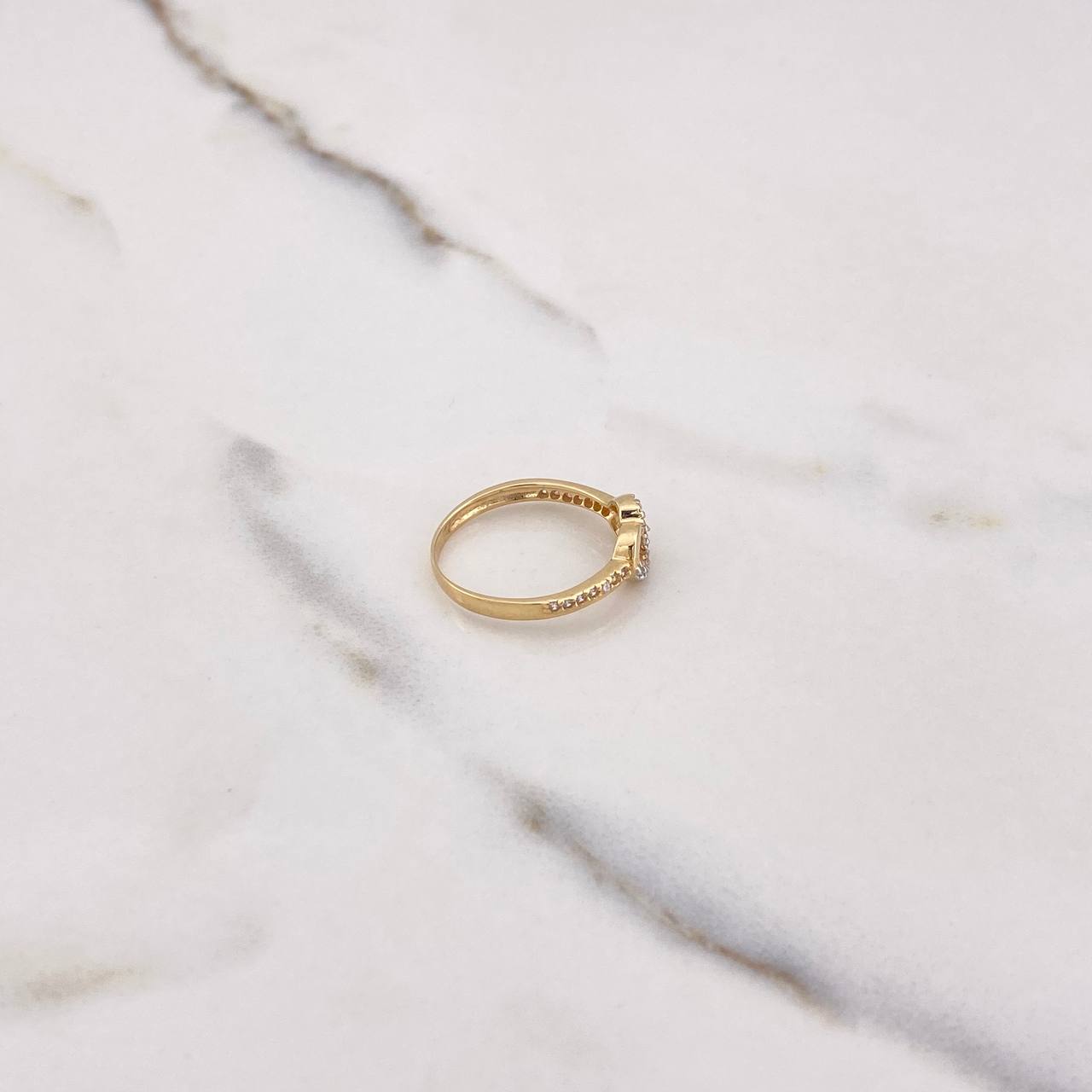 Anillo Infinito Churumbela 1.6gr / T5 1/2 / Circones Blancos Oro Amarillo $