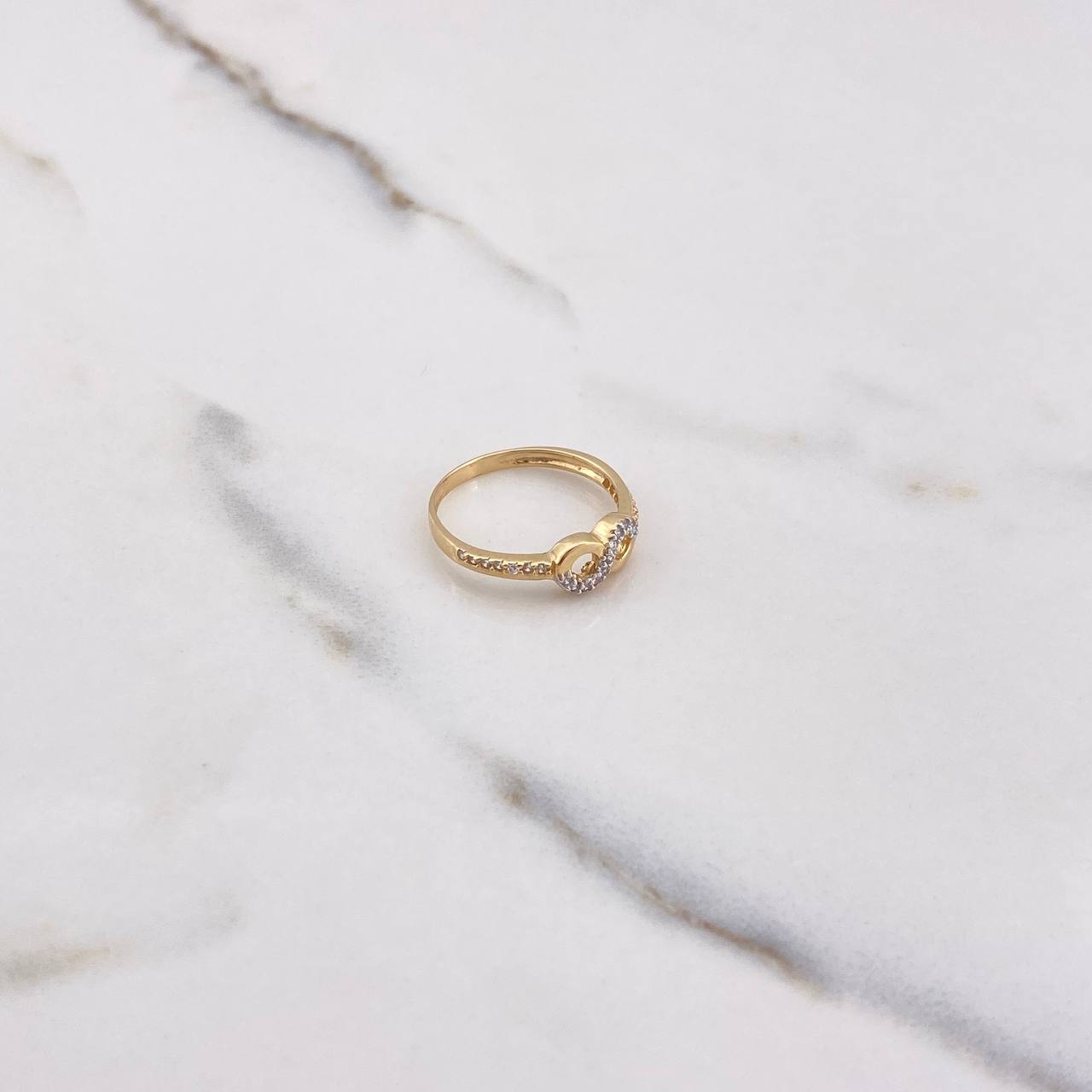 Anillo Infinito Churumbela 1.6gr / T5 1/2 / Circones Blancos Oro Amarillo $