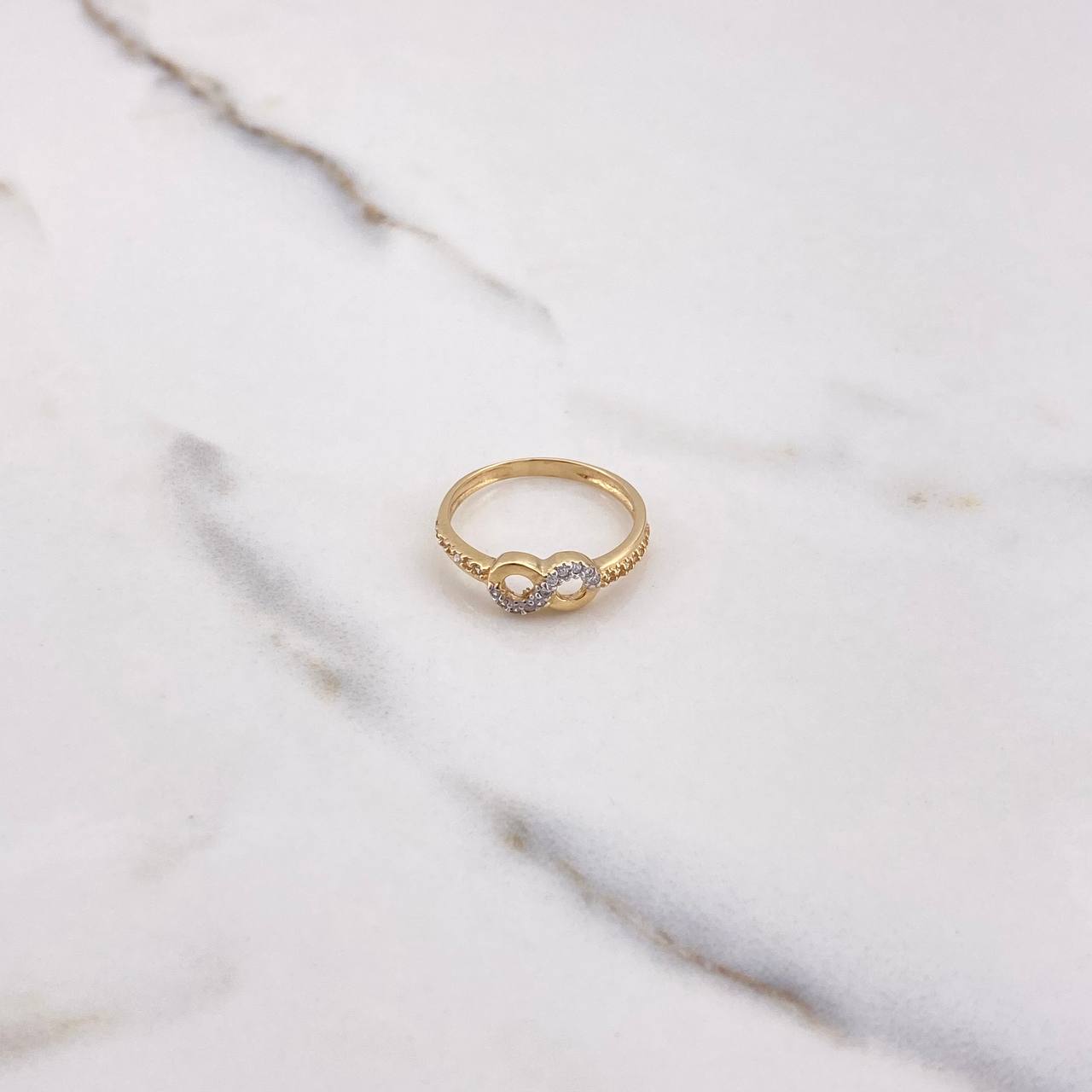 Anillo Infinito Churumbela 1.6gr / T5 1/2 / Circones Blancos Oro Amarillo $