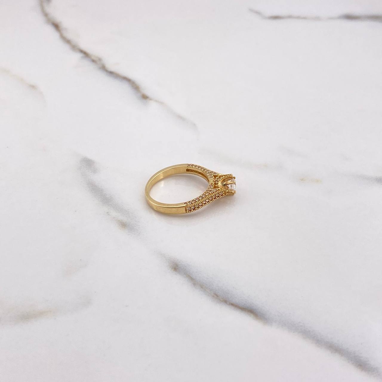 Anillo Solitario Churumbela Real 4.25gr / T7 1/4 / Circones Blancos Oro Amarillo $