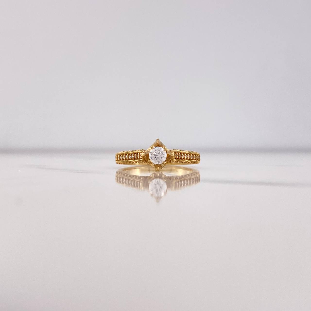 Anillo Solitario Churumbela Real 4.25gr / T7 1/4 / Circones Blancos Oro Amarillo $