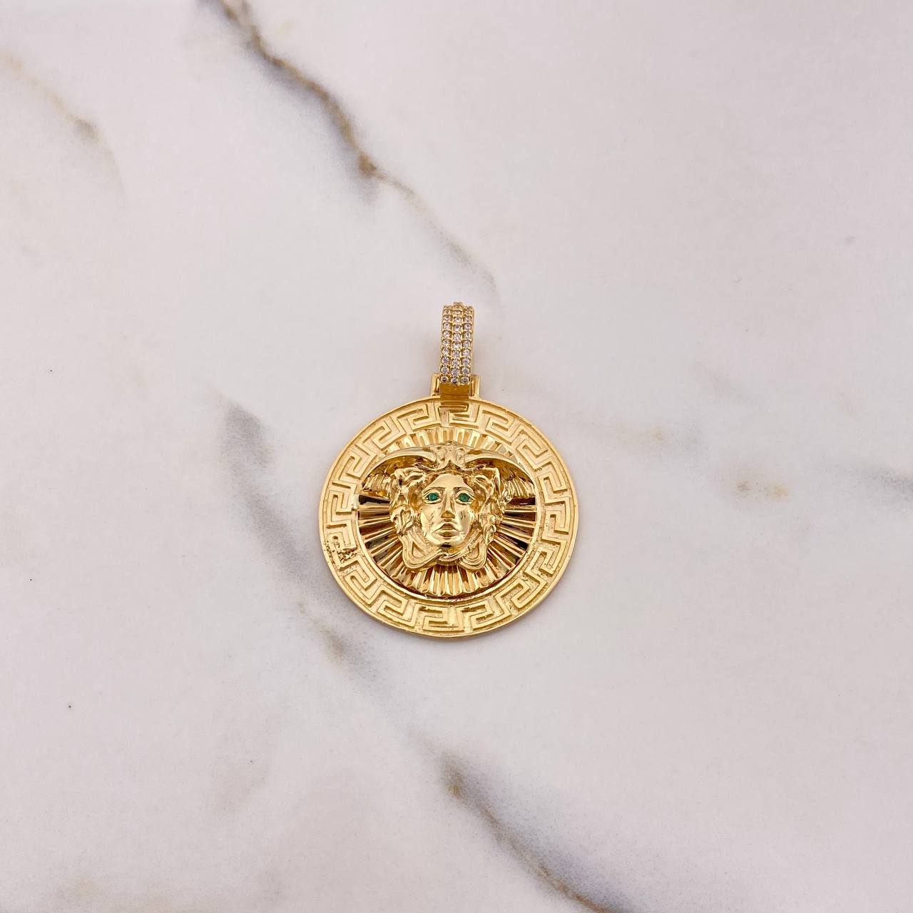 Dije Medalla Medusa Tribal 15.65gr / 4.5cm / Circones Blancos Verdes Oro Amarillo &