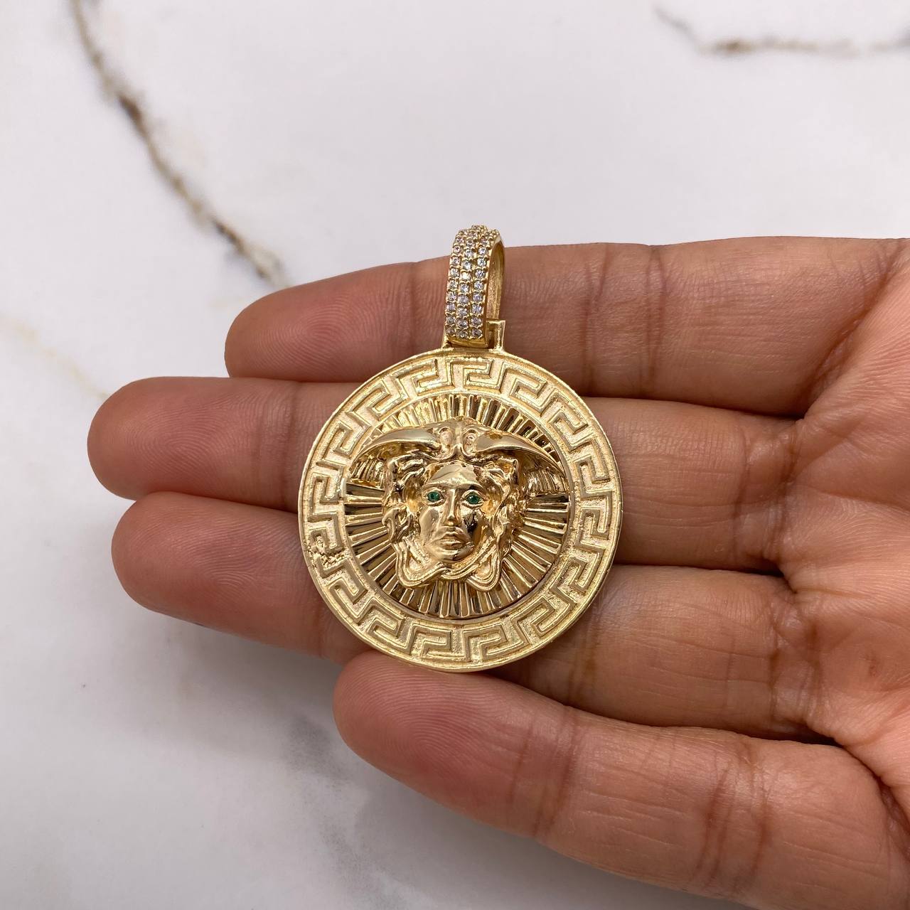 Dije Medalla Medusa Tribal 15.65gr / 4.5cm / Circones Blancos Verdes Oro Amarillo &