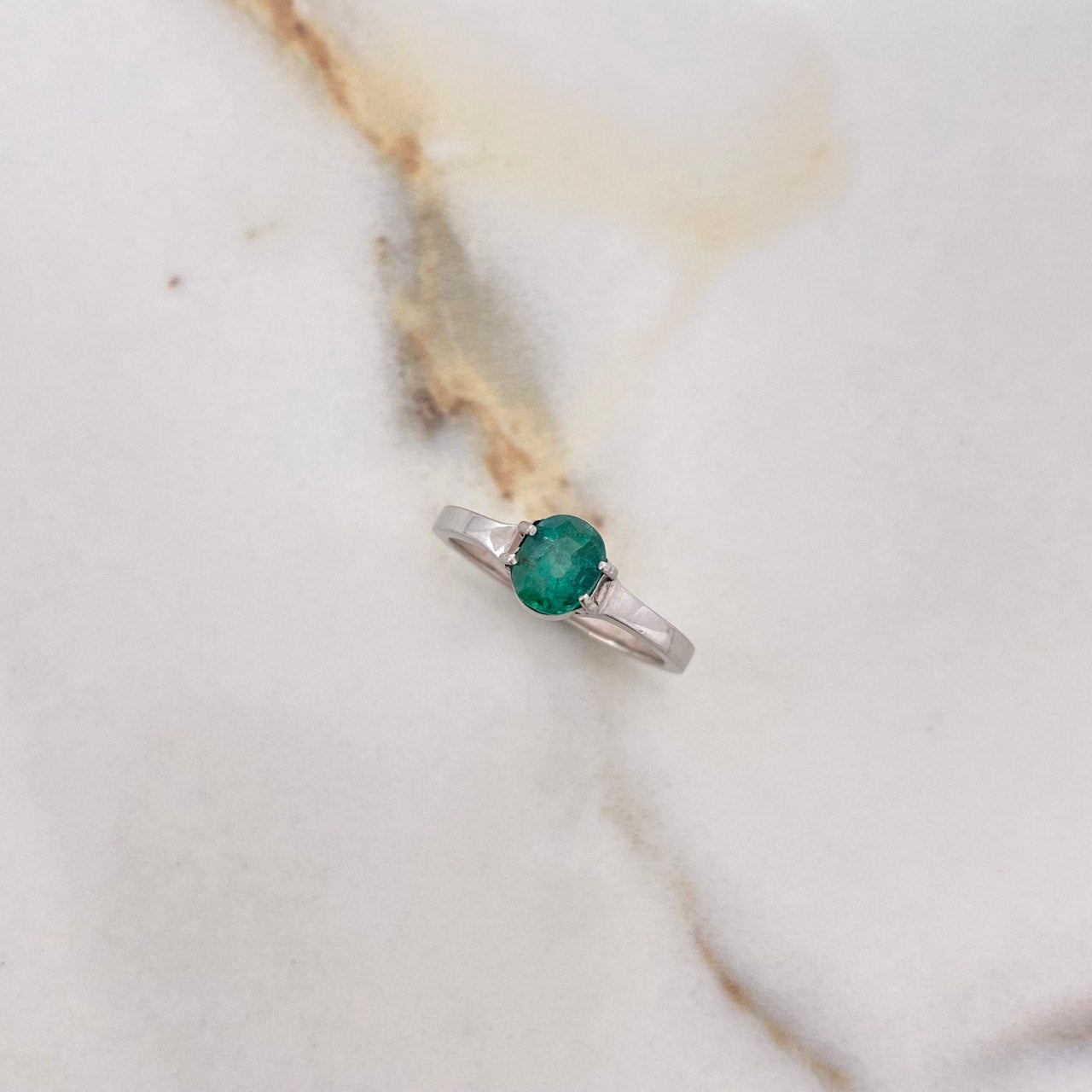 Anillo Solitario Ovalado 2.58gr / T5 1/4 / Esmeralda 0.64 Qts Oro Blanco (Joya) &