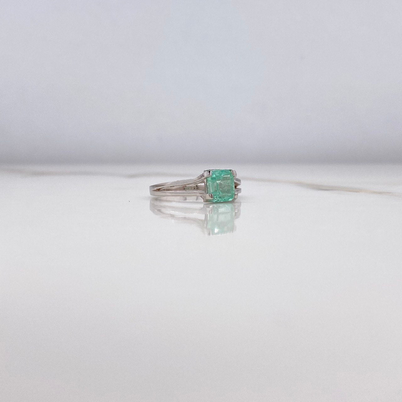 Anillo Solitario Doble Linea Cuadrado 2.69gr / T6 1/4 / Esmeralda 1.00 Qts Oro Blanco (Joya Oferta) &