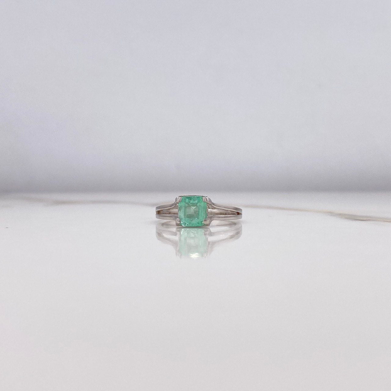 Anillo Solitario Doble Linea Cuadrado 2.69gr / T6 1/4 / Esmeralda 1.00 Qts Oro Blanco (Joya Oferta) &