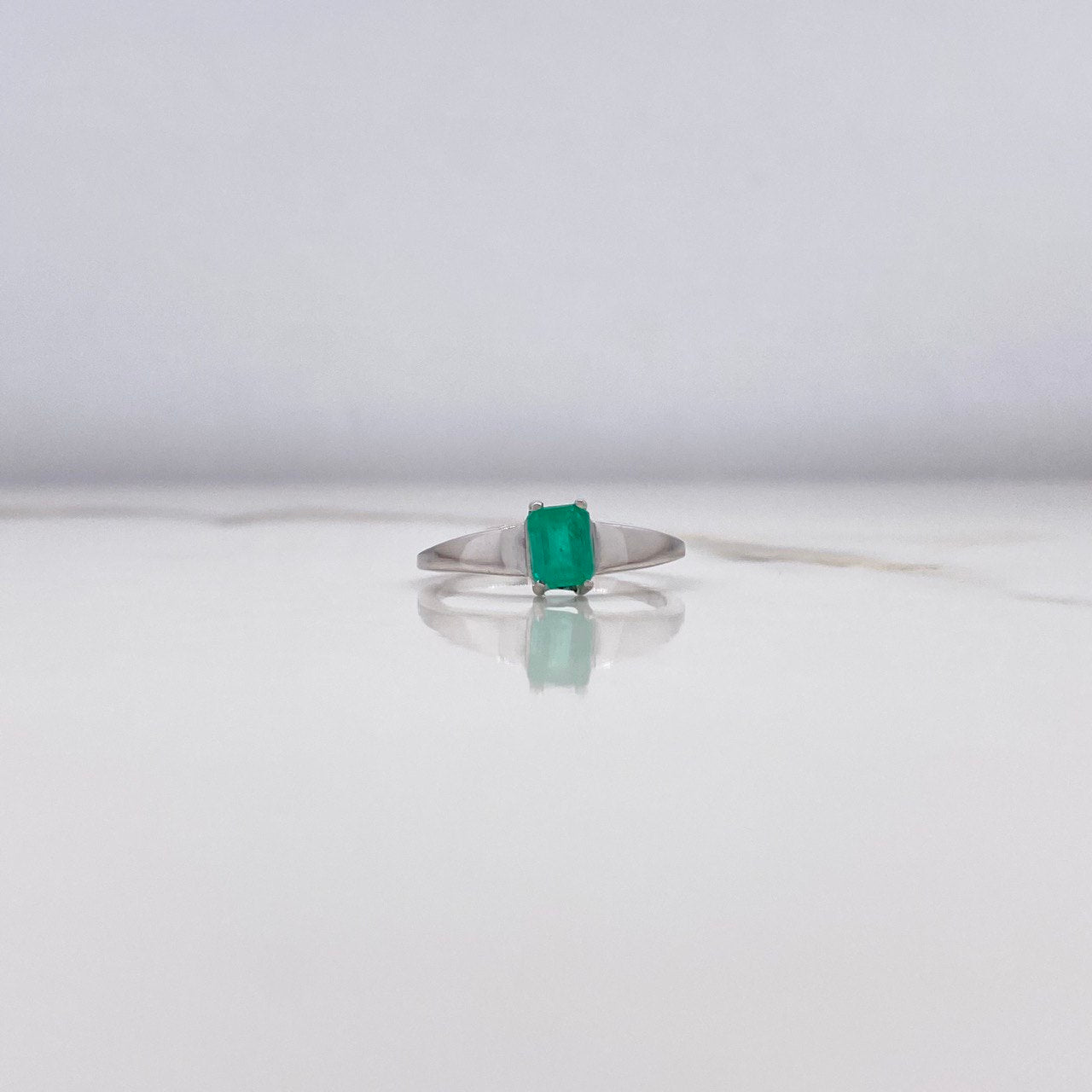 Anillo Solitario Rectangular 2.28gr / T6 1/4 / Esmeralda 0.60 Qts Oro Blanco (Joya) &