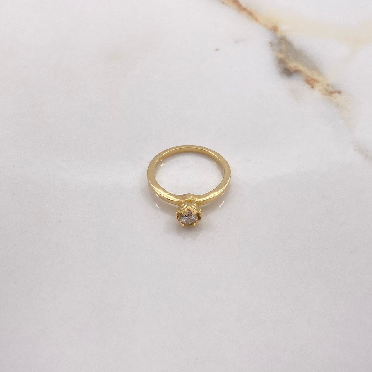 Anillo Solitario Redondo 2.9gr / T5 1/4 / Diamante 0.19 Qts Oro Amarillo (Joya) ©