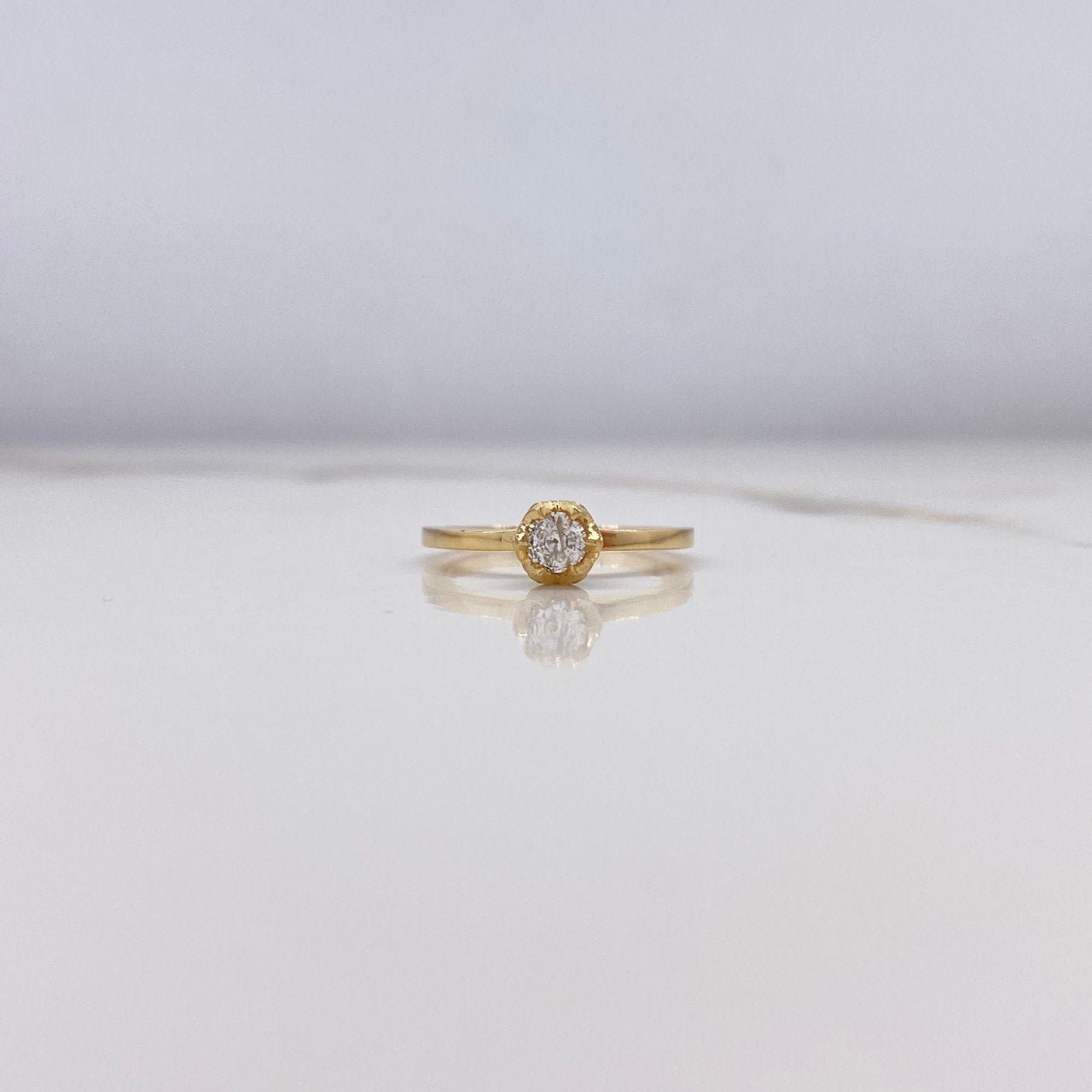Anillo Solitario Redondo 2.9gr / T5 1/4 / Diamante 0.19 Qts Oro Amarillo (Joya) ©