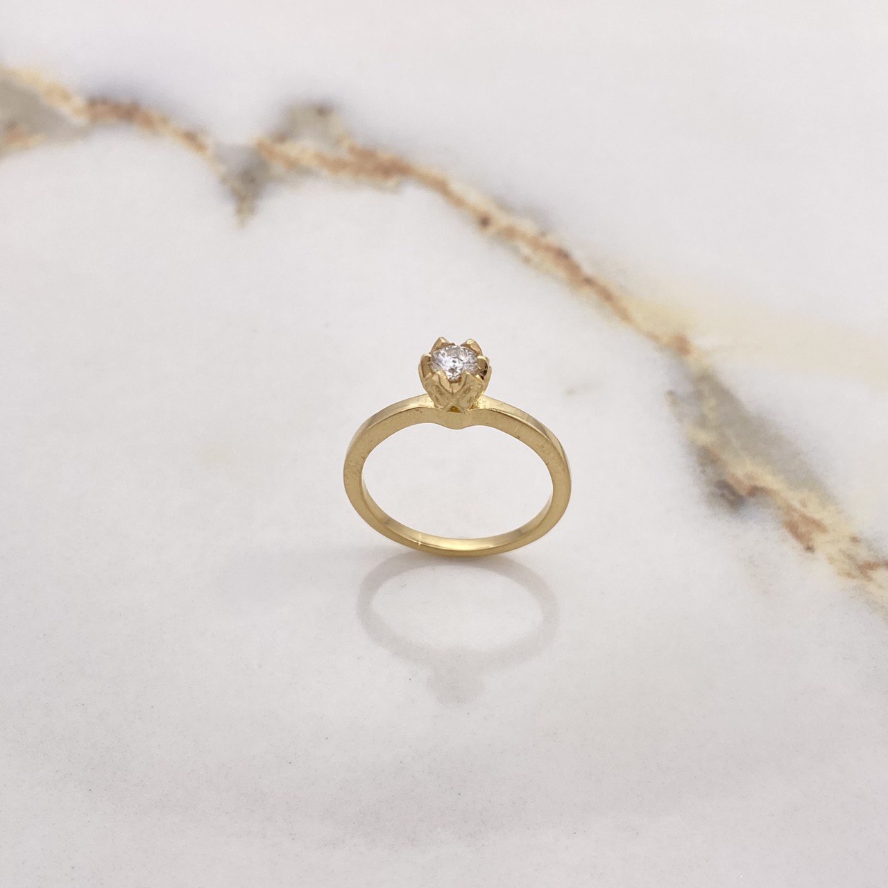 Anillo Solitario Redondo 2.9gr / T5 1/4 / Diamante 0.19 Qts Oro Amarillo (Joya) ©