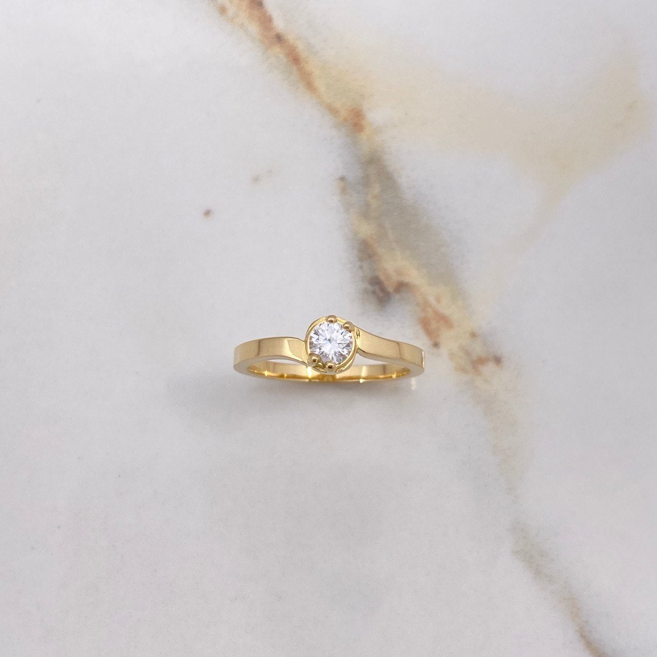Anillo Solitario Redondo 3gr / T5 3/4  / Linea Invertida Diamante 0.26 Qts Oro Amarillo (Joya) ©