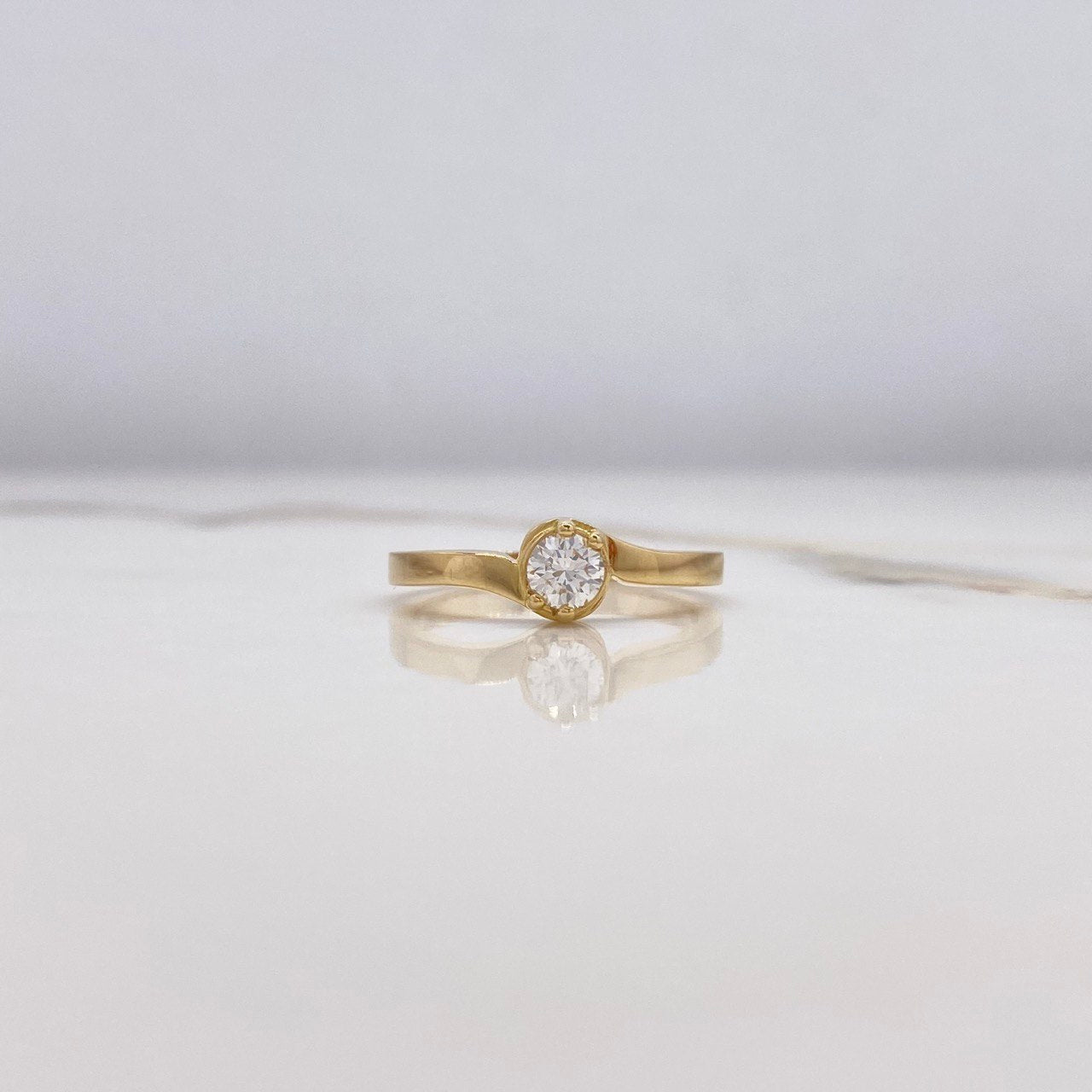 Anillo Solitario Redondo 3gr / T5 3/4  / Linea Invertida Diamante 0.26 Qts Oro Amarillo (Joya) ©