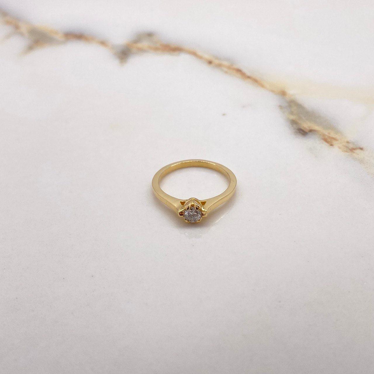 Anillo Solitario Redondo 2.49gr / T5 1/4 / Cajon Diamante 0.20 Qts Oro Amarillo (Joya) ©