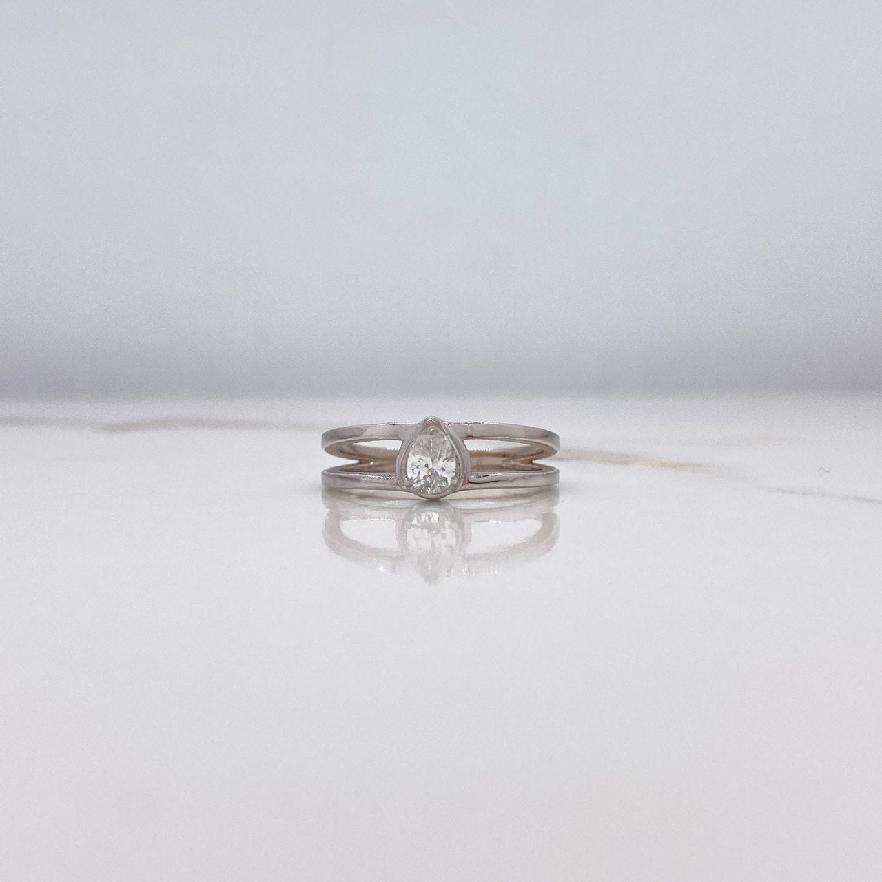 Anillo Solitario Pera Doble Linea 3.28gr / T6 1/2 / Diamante 0.35 Qts Oro Blanco (Joya) &