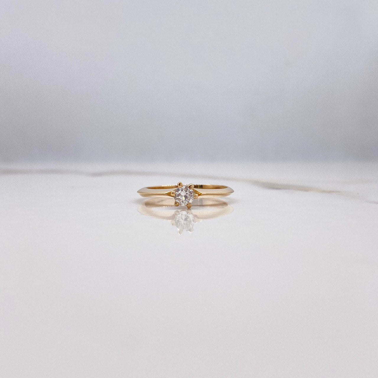 Anillo Solitario Redondo 2.37gr / T5 3/4 / Plano Diamante  0.20 Qts Oro Amarillo (Joya) &