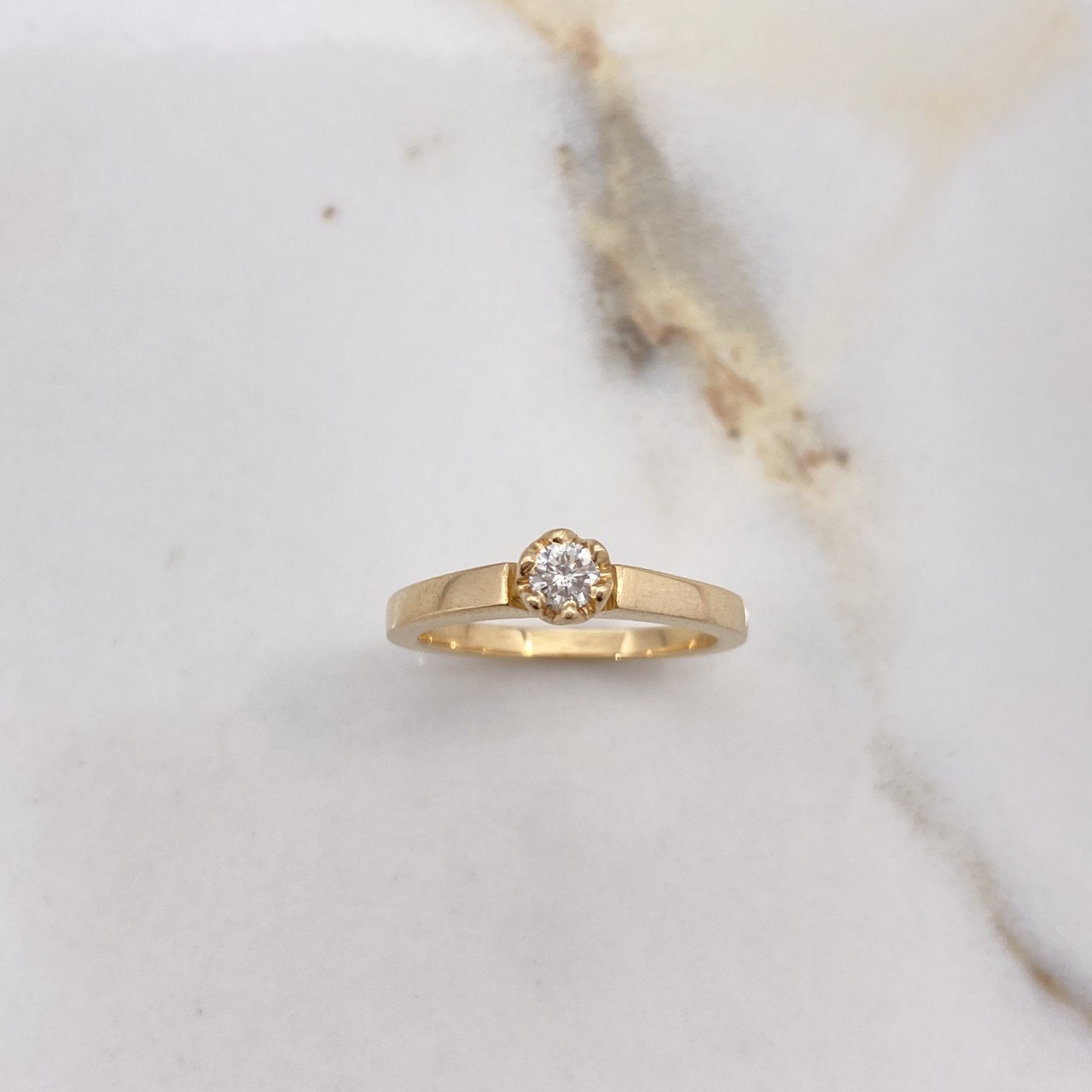 Anillo Solitario Redondo 3.88gr / T6 1/4 / Diamante 0.15 Qts Oro Amarillo (Joya) ©