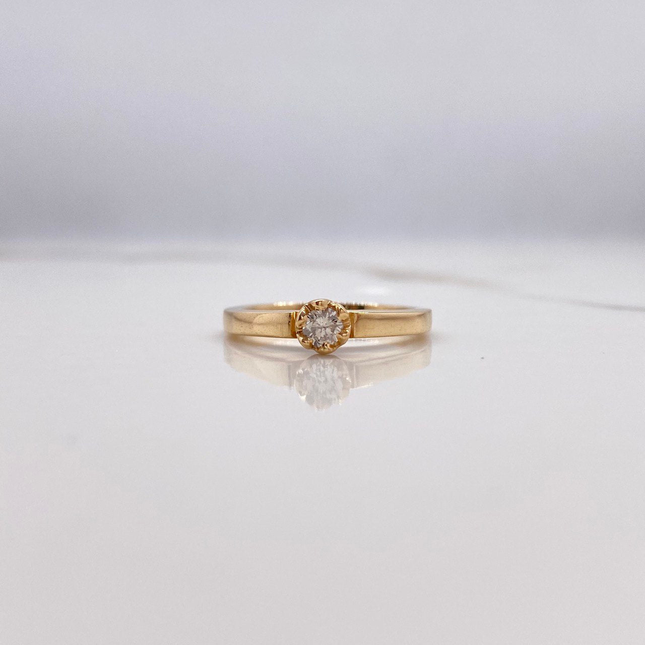 Anillo Solitario Redondo 3.88gr / T6 1/4 / Diamante 0.15 Qts Oro Amarillo (Joya) ©