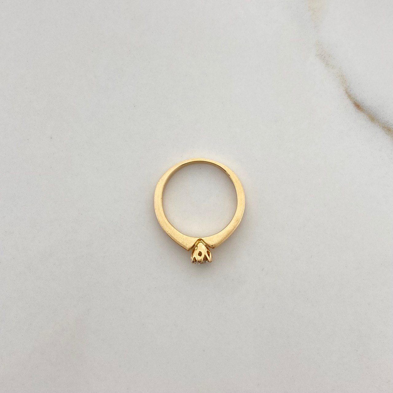 Anillo Solitario Redondo 3.88gr / T6 1/4 / Diamante 0.15 Qts Oro Amarillo (Joya) ©