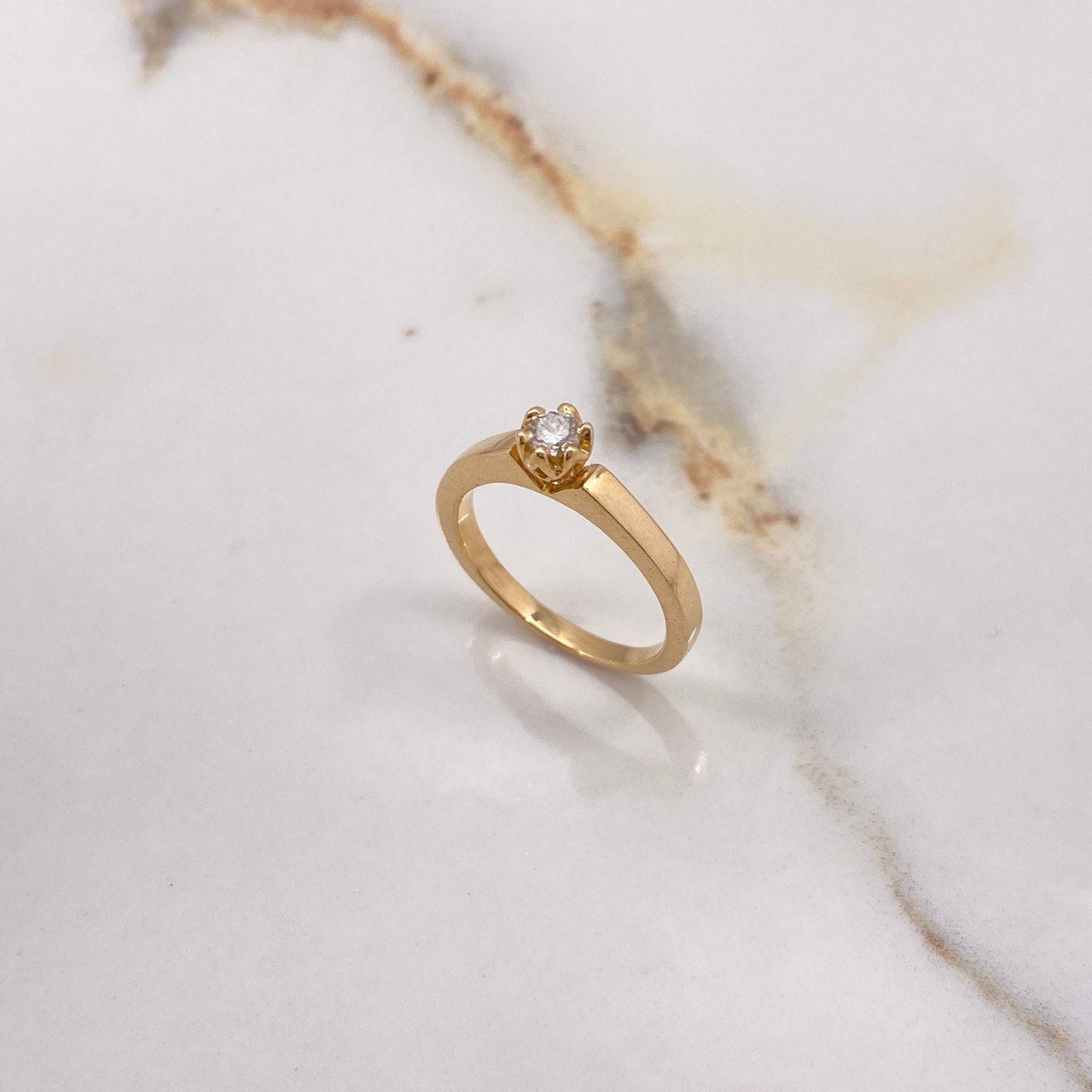 Anillo Solitario Redondo 3.88gr / T6 1/4 / Diamante 0.15 Qts Oro Amarillo (Joya) ©